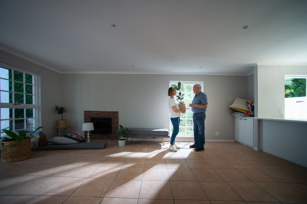 爸爸和女儿站在一间新公寓里搬进来交流图片下载