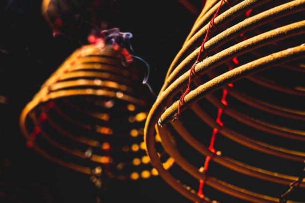 庙里燃烧的木棍图片下载