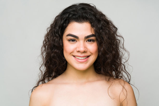 快乐的年轻女子，皮肤洁白无暇图片下载