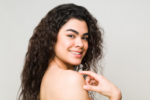 快乐的女人展示她的容光焕发和干净的皮肤图片下载