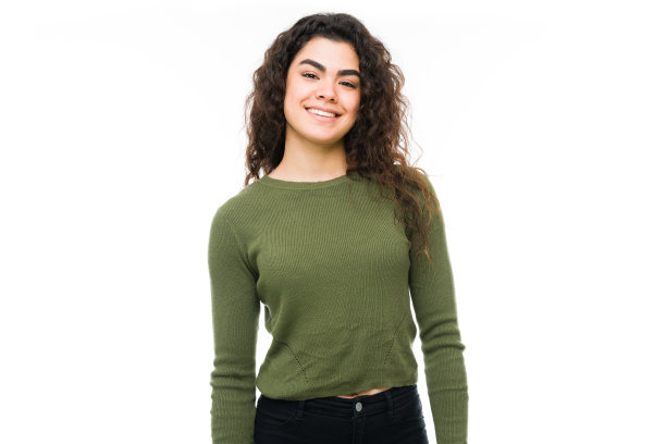 快乐的年轻女子摆姿势与休闲衣服图片下载