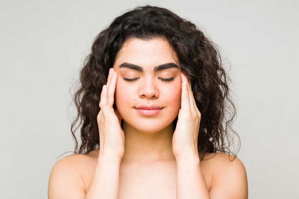 西班牙女人看起来平静和放松在美容水疗图片下载