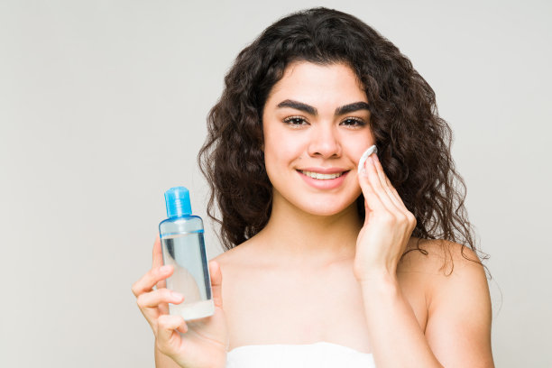 一个女人用卸妆水的肖像图片下载