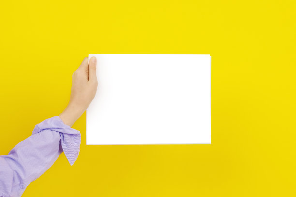 手里拿着一张白纸。图片下载