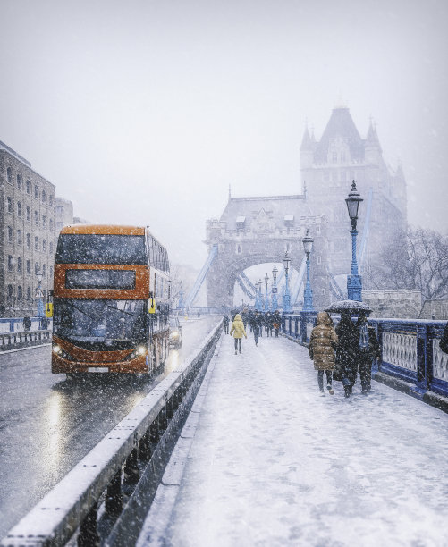 英国伦敦塔桥周围的冬天和雪花图片下载