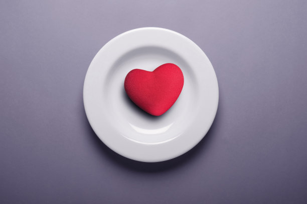 白色盘子上的红色心形图片下载