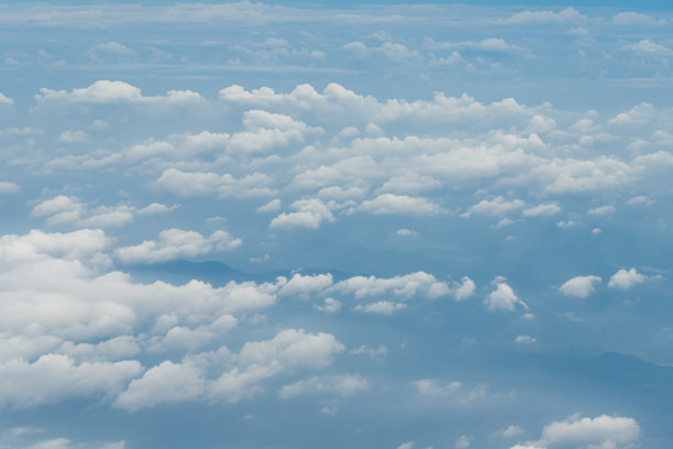 云和山脉的航空摄影图片下载