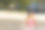 美丽的女人和比基尼享受海浪在海滩上图片下载