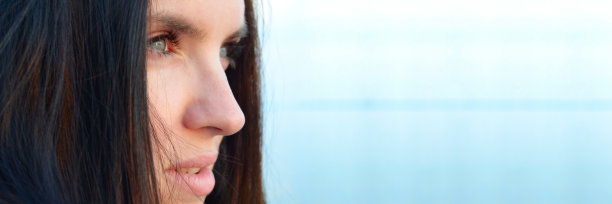 眺望大海的女人图片下载