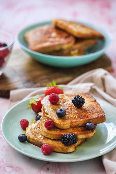 法式吐司配浆果和枫糖浆图片下载