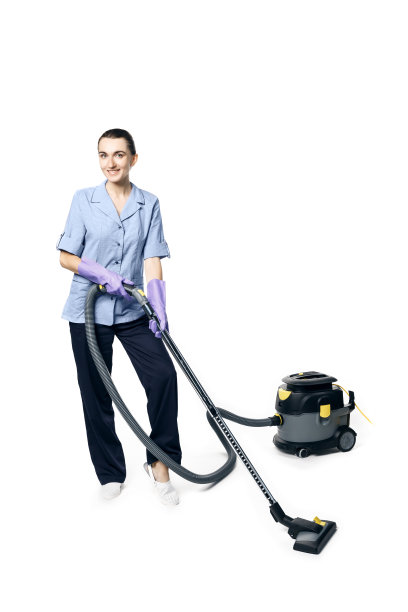 年轻漂亮的女人穿着女保洁员装微笑着准备吸尘，被孤立在白色的背景上图片下载