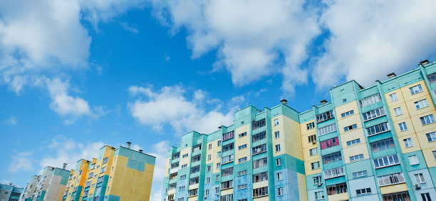 城市景观。在蓝天的映衬下，一模一样的新多层公寓楼图片下载