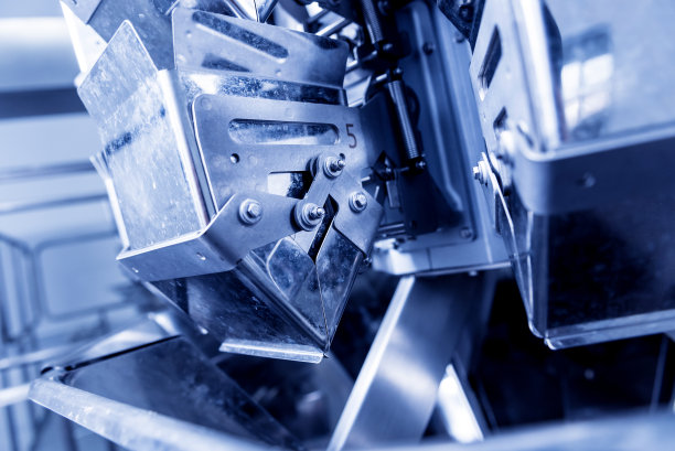 立式多头称量包装机是一家工厂生产的零食和薯条图片下载