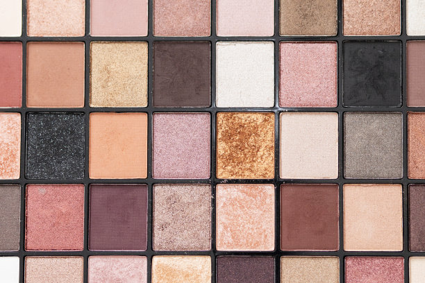 美容化妆品，调色板与多种颜色的眼影图片下载
