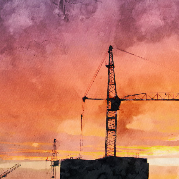塔施工起重机的背景是橘红色的夕阳图片下载