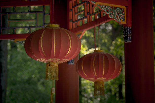 波兰公园里的中国灯笼图片下载