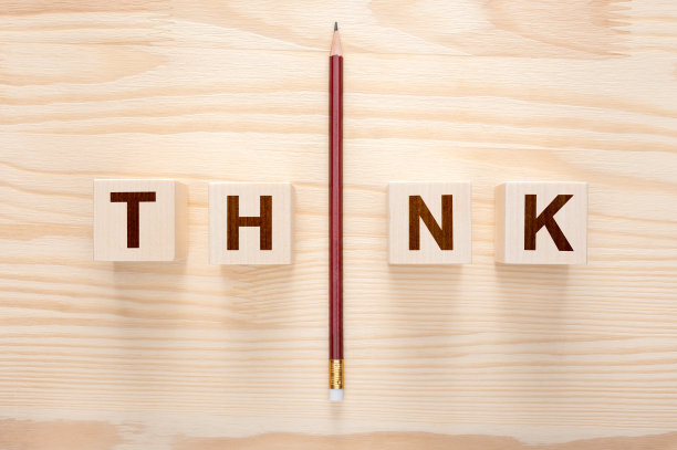 认为概念。文字思考木制背景。一支铅笔，用文字思考。领导力和独特性的概念。从人群中脱颖而出。跳出思维定势。图片下载