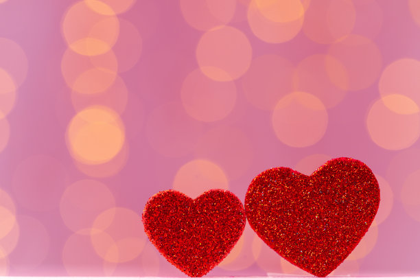 红心装饰映衬着粉红色的散景背景图片下载