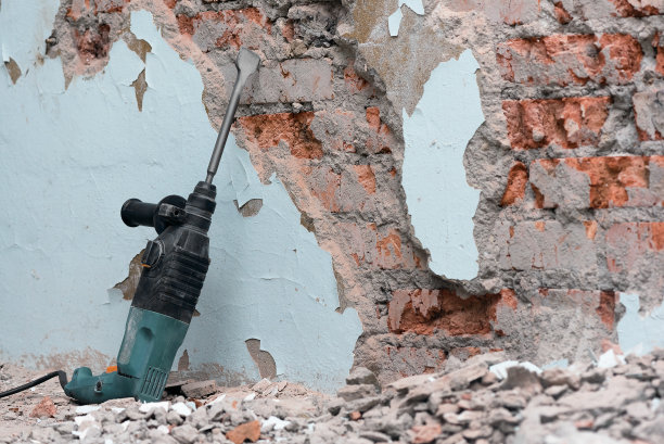 用凿子锤钻。图片下载