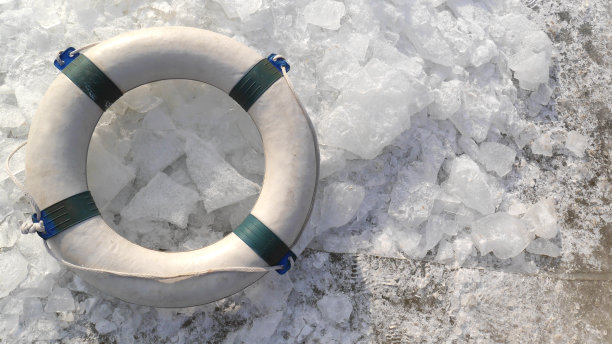 在冬季海滩的冰上游泳点上的救生带图片下载