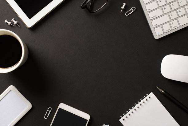 在头顶上平放查看办公用品照片，眼镜，键盘，鼠标，手机，咖啡，记事本，与空白中心孤立的黑色背景图片下载
