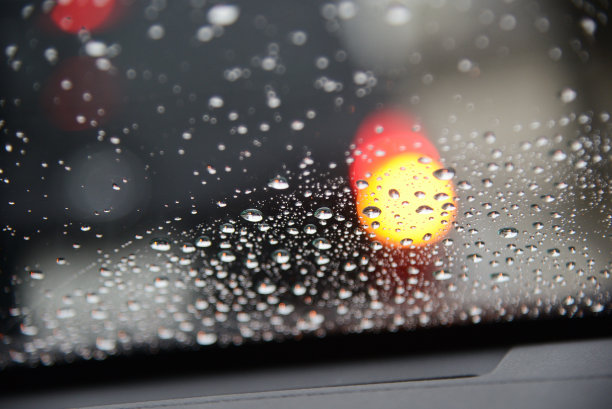 下雨开车图片下载