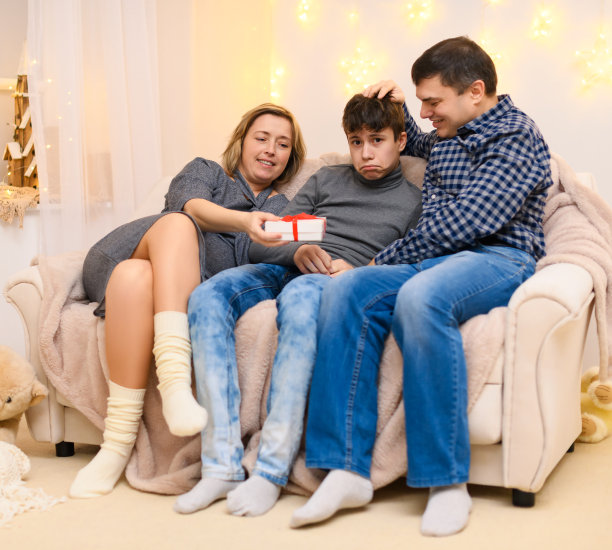 一张一家人坐在家里沙发上的照片图片下载