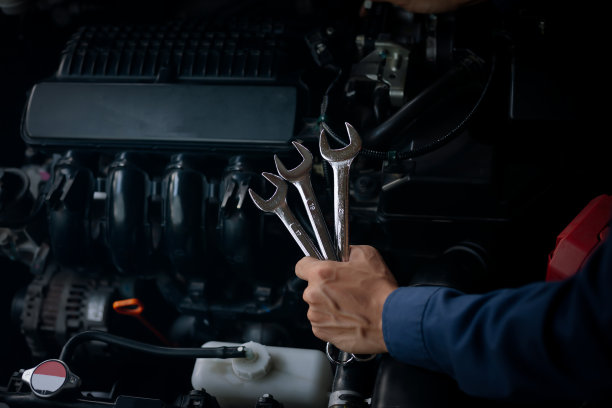 轿车服务、维修、保养理念。在汽车修理厂工作的汽车修理工。图片下载