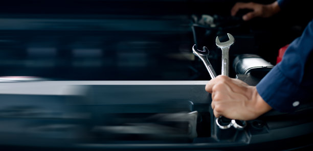 轿车服务、维修、保养理念。在汽车修理厂工作的汽车修理工。图片下载