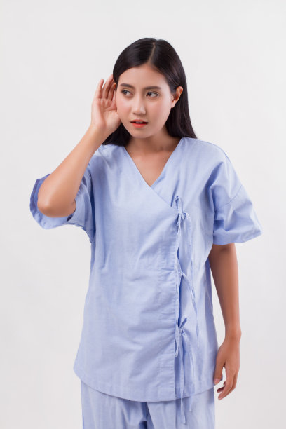 伤心沮丧不开心的女人听坏消息耳朵或有听力损害，重听图片下载