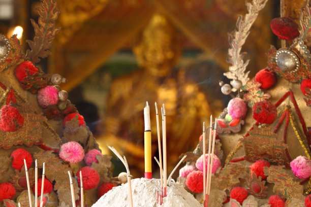 为中国僧人烧香图片下载