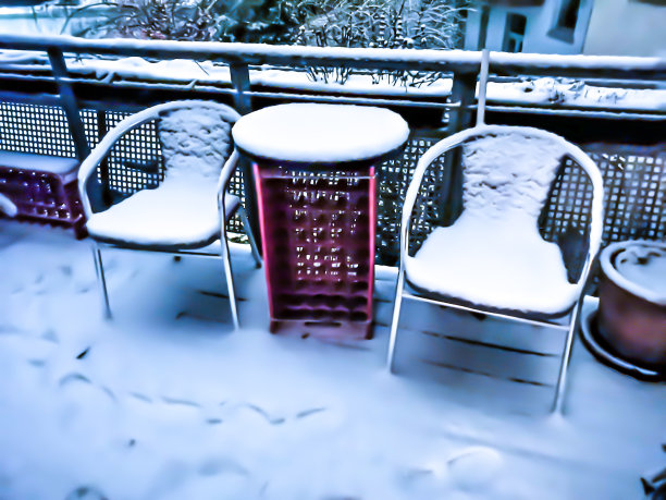 阳台上放着一张桌子和两把椅子图片下载