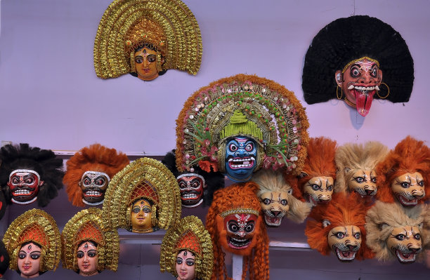 彩色的部落面具与古老的舞蹈形式称为chhau。图片下载