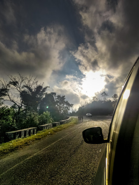 在上帝之眼下开车图片下载