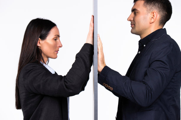 年轻的异性恋商业对手在白色背景和墙之间。战斗和竞争的概念。图片下载