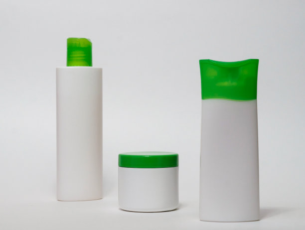 女性的护肤品空袋子组成白色的背景。没有品牌的面部泡沫，一罐发油或身体乳液，面霜。广告设计女性化妆品模特图片下载