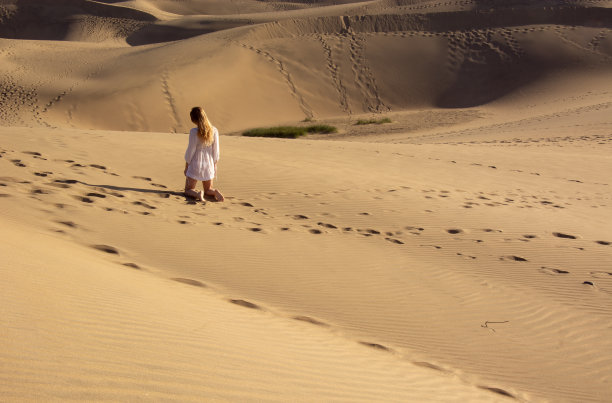 那个女人跪在沙漠里图片下载