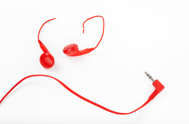 白色背景上的耳机。破耳机。维修电子设备。断丝。图片下载
