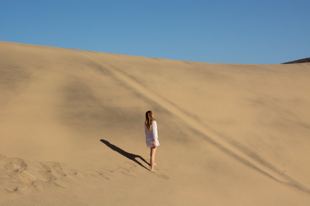 沙漠烈日下的女孩图片下载