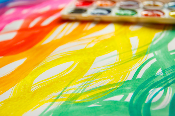 背景由彩色波纹线，图案由水彩颜料制成图片下载