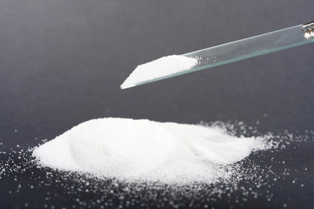 在摄影棚的黑色背景下拍摄的聚果果粉图片下载