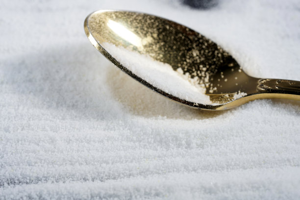 在摄影棚的黑色背景下拍摄的聚果果粉图片下载