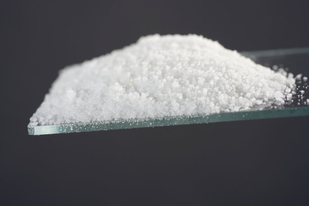 在摄影棚的黑色背景下拍摄的聚果果粉图片下载