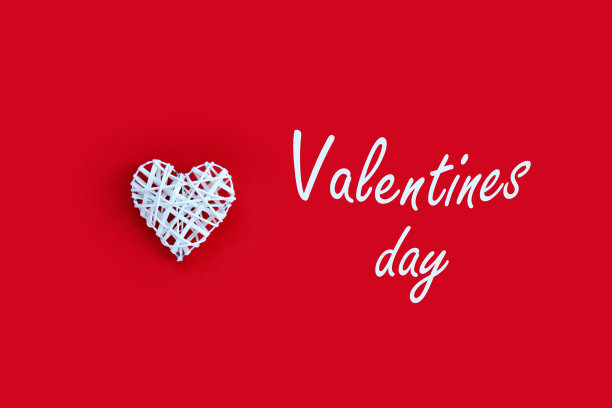 美丽的心在红色的纸背景情人节。创意贺卡和木制立方体上写着:“情人节快乐”。图片下载