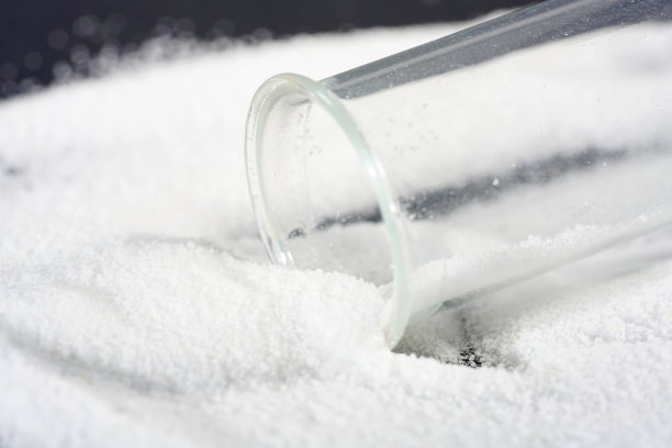 在摄影棚的黑色背景下拍摄的聚果果粉图片下载