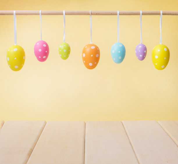 彩色的复活节彩蛋挂在一根绳子上，带有复制空间图片下载