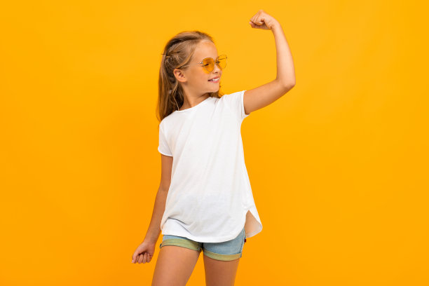 美丽的女孩与长发微笑，照片孤立在黄色的背景图片下载