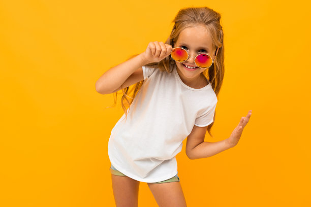 美丽的女孩与长发微笑，照片孤立在黄色的背景图片下载