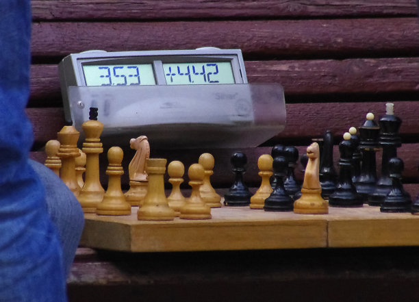 在城市公园下棋图片下载