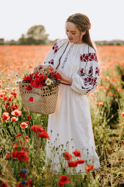 在柳条篮子里采摘时令鲜花的女人图片下载
